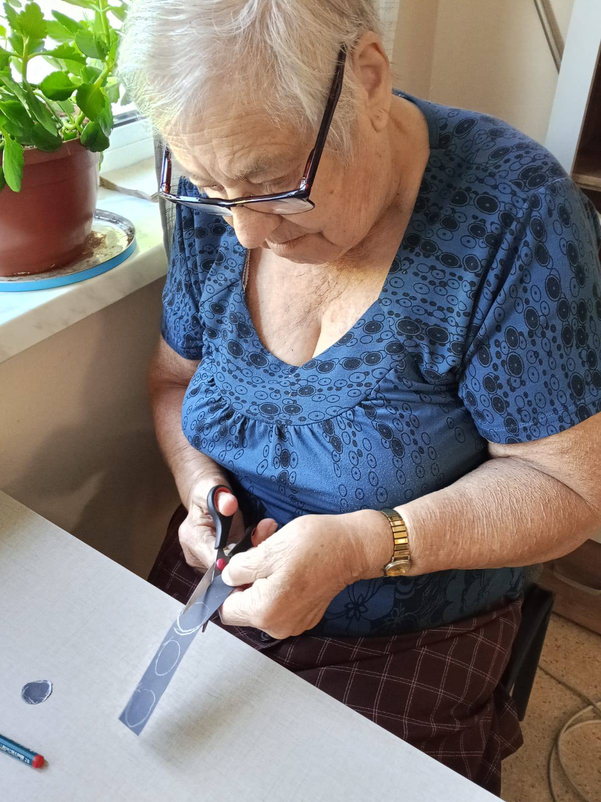 Pani wycinająca papierowe elementy