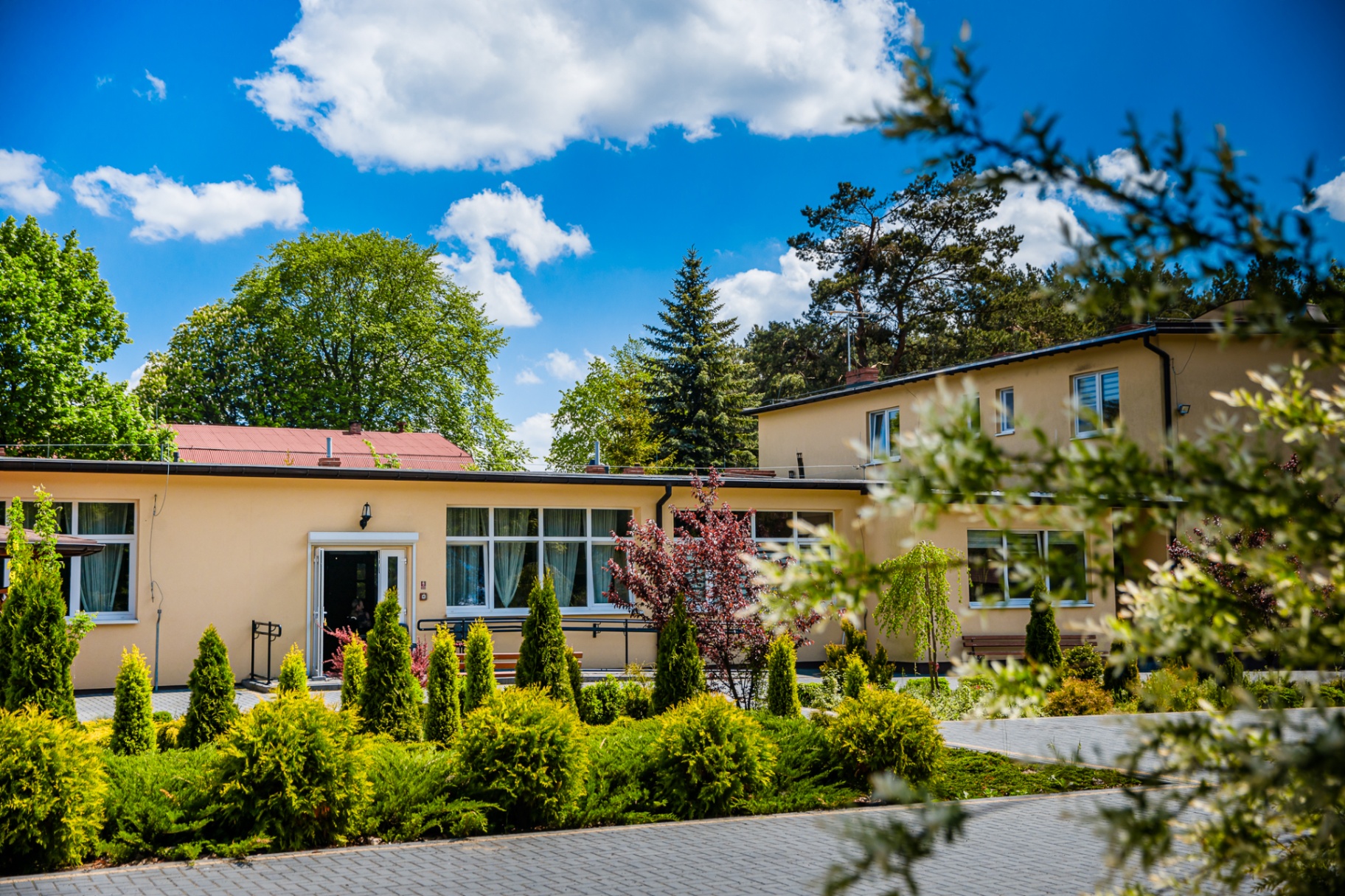 Widok na budynek od strony ogrodu